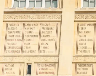Façade et noms gravés de la Bibliothèque Sainte-Geneviève
